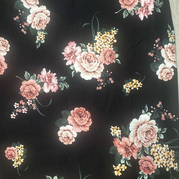 NWT Torrid Floral Premium Ponte Skirt - Picture 3 of 8